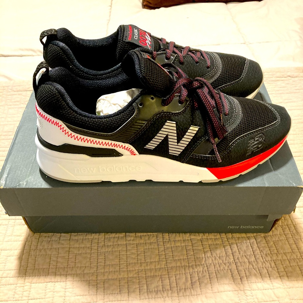 Men’s New Balance sneakers, Black size 9.5